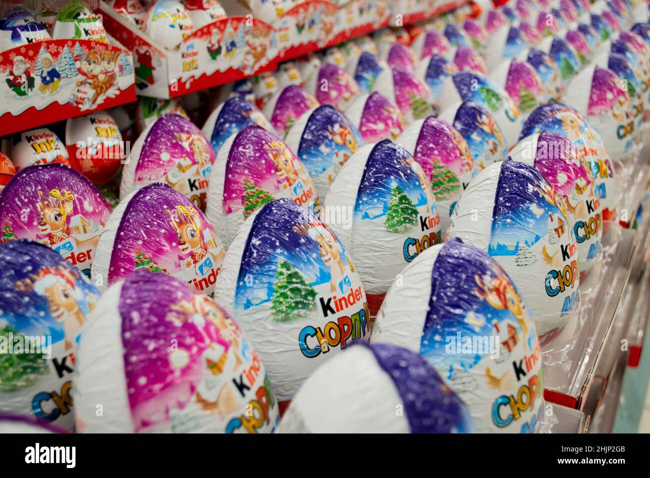 Mosca, Russia, novembre 2020: Primo piano di molte uova di cioccolato a sorpresa Kinder in confezioni natalizie con renne. Foto Stock