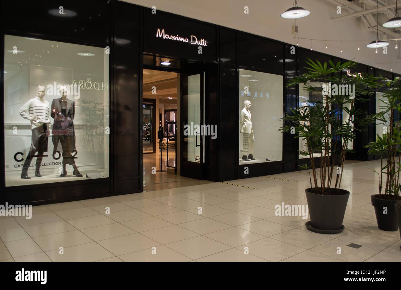 Mosca, Russia, novembre 2020: L'ingresso al negozio di massimo Dutti. Marchio di lusso. I manichini sono vestiti con abiti da collezione invernali. Foto Stock