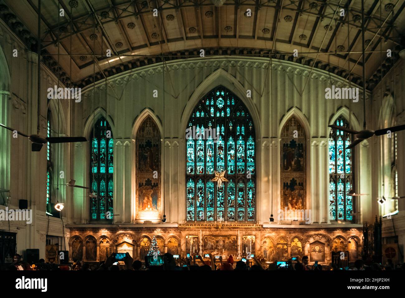 Kolkata, India - 25 dicembre 2021: Persone che scattano foto all'interno della Chiesa della Cattedrale di San Paolo il giorno di Natale. Foto Stock