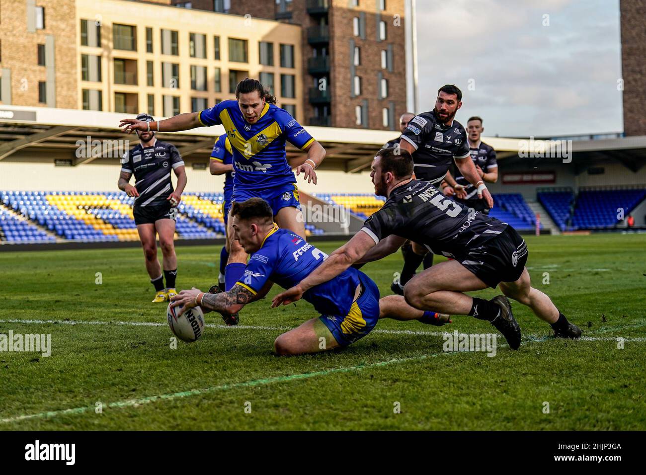 Wimbledon, Regno Unito. 19th Jan 2022. Jude FERREIRA (3) di London Broncos segna il primo tentativo della sua squadra durante la partita del campionato Betfred tra London Broncos e Widnes Vikings al Cherry Red Records Stadium, Plow Lane, Wimbledon, Inghilterra, il 30 gennaio 2022. Foto di David Horn. Credit: Prime Media Images/Alamy Live News Foto Stock