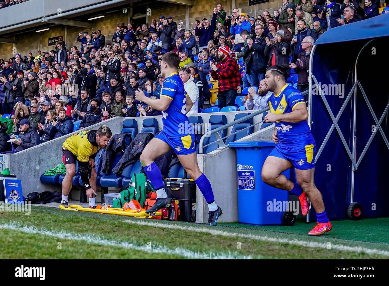 Wimbledon, Regno Unito. 19th Jan 2022. I giocatori entrano in campo per la partita del campionato Betfred tra London Broncos e Widnes Vikings al Cherry Red Records Stadium, Plow Lane, Wimbledon, Inghilterra, il 30 gennaio 2022. Foto di David Horn. Credit: Prime Media Images/Alamy Live News Foto Stock