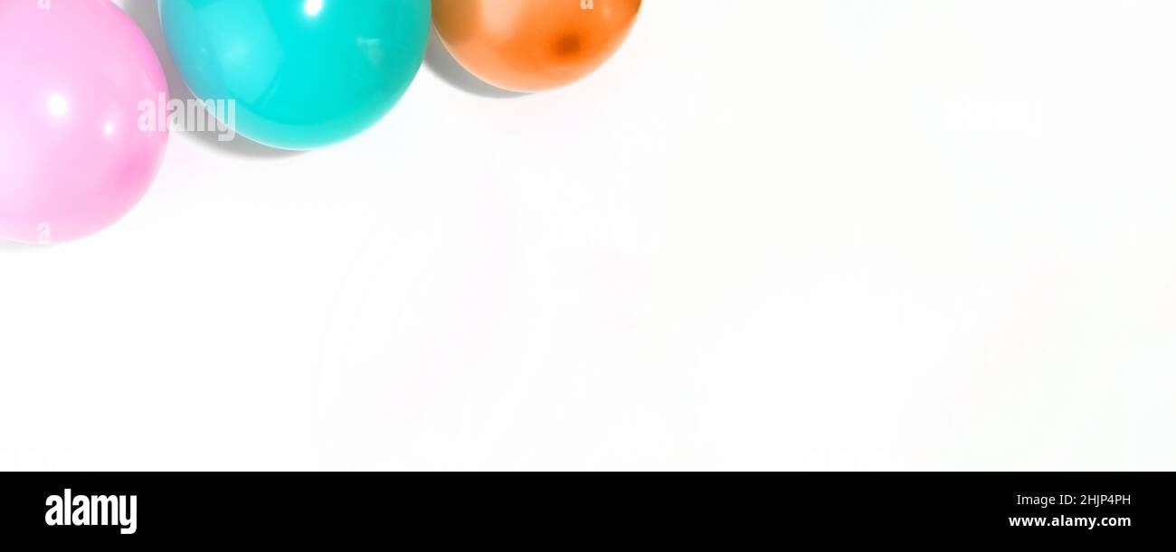Mockup con palloncini in colori pastello, su sfondo bianco Foto Stock