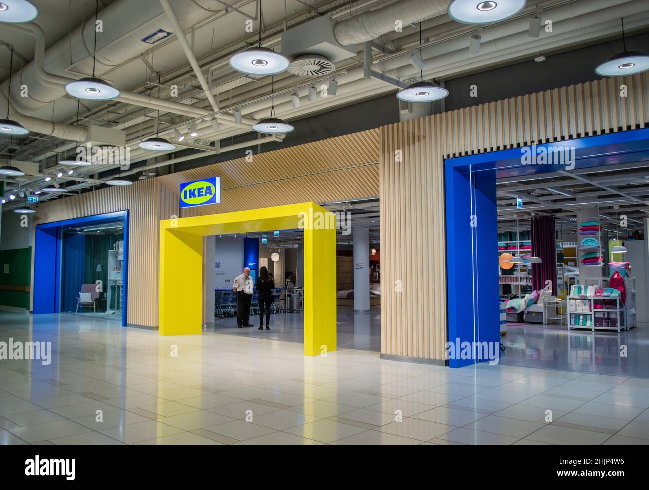 Mosca, Russia, settembre 2019: Ingresso al negozio IKEA. La guardia sta parlando con una donna in nero. All'interno si possono vedere merci, biancheria da letto, carrelli. Foto Stock
