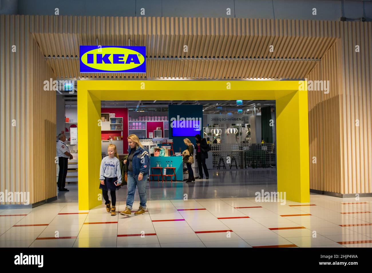 Mosca, Russia, settembre 2019: Ingresso al negozio IKEA. Vieni fuori mamma bionda con una figlia che è infelice. Foto Stock