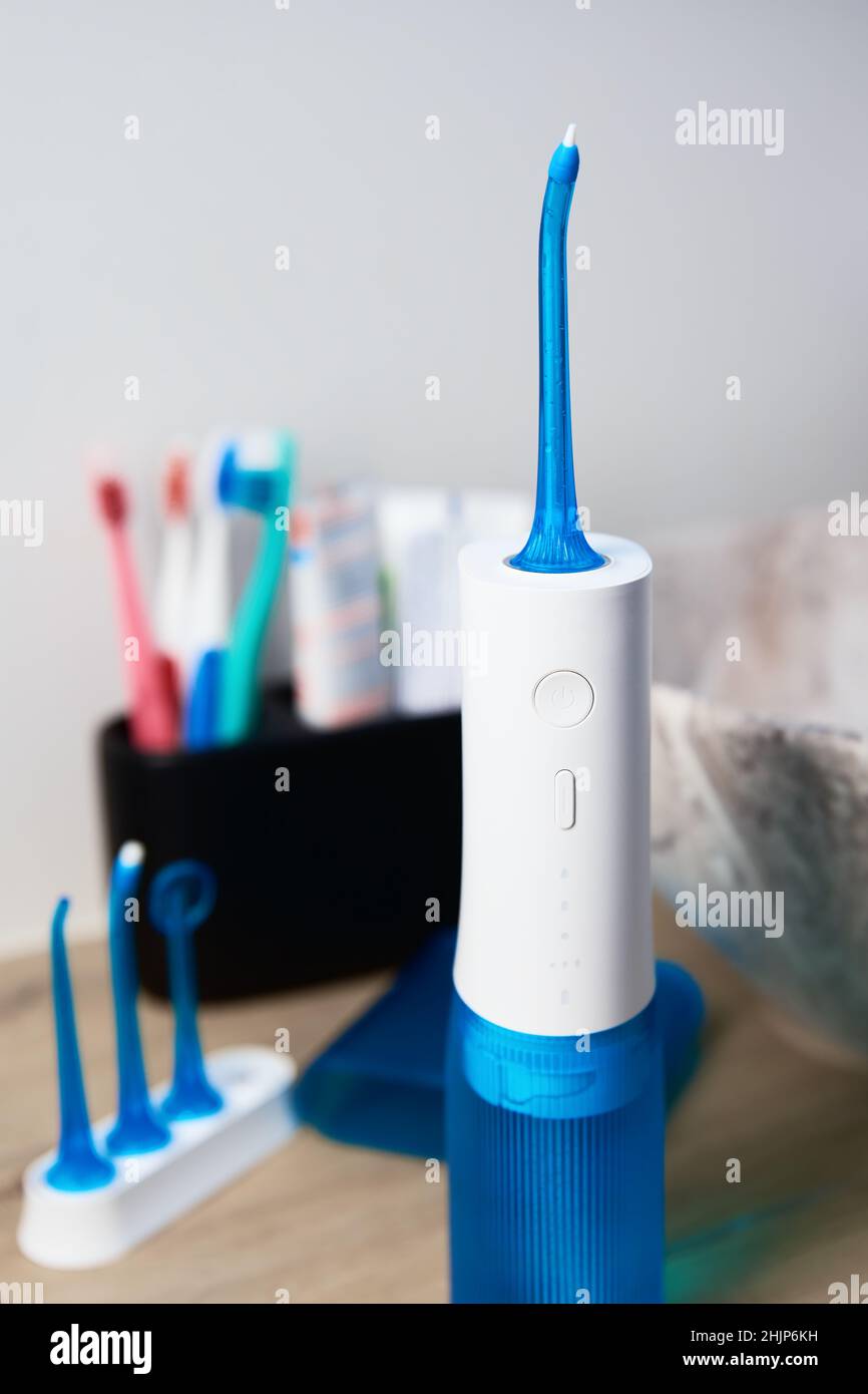 Kit irrigatore orale domestico blu in bagno, Waterpik per la pulizia dei  denti, salvaacqua portatile per la cura dentale Foto stock - Alamy