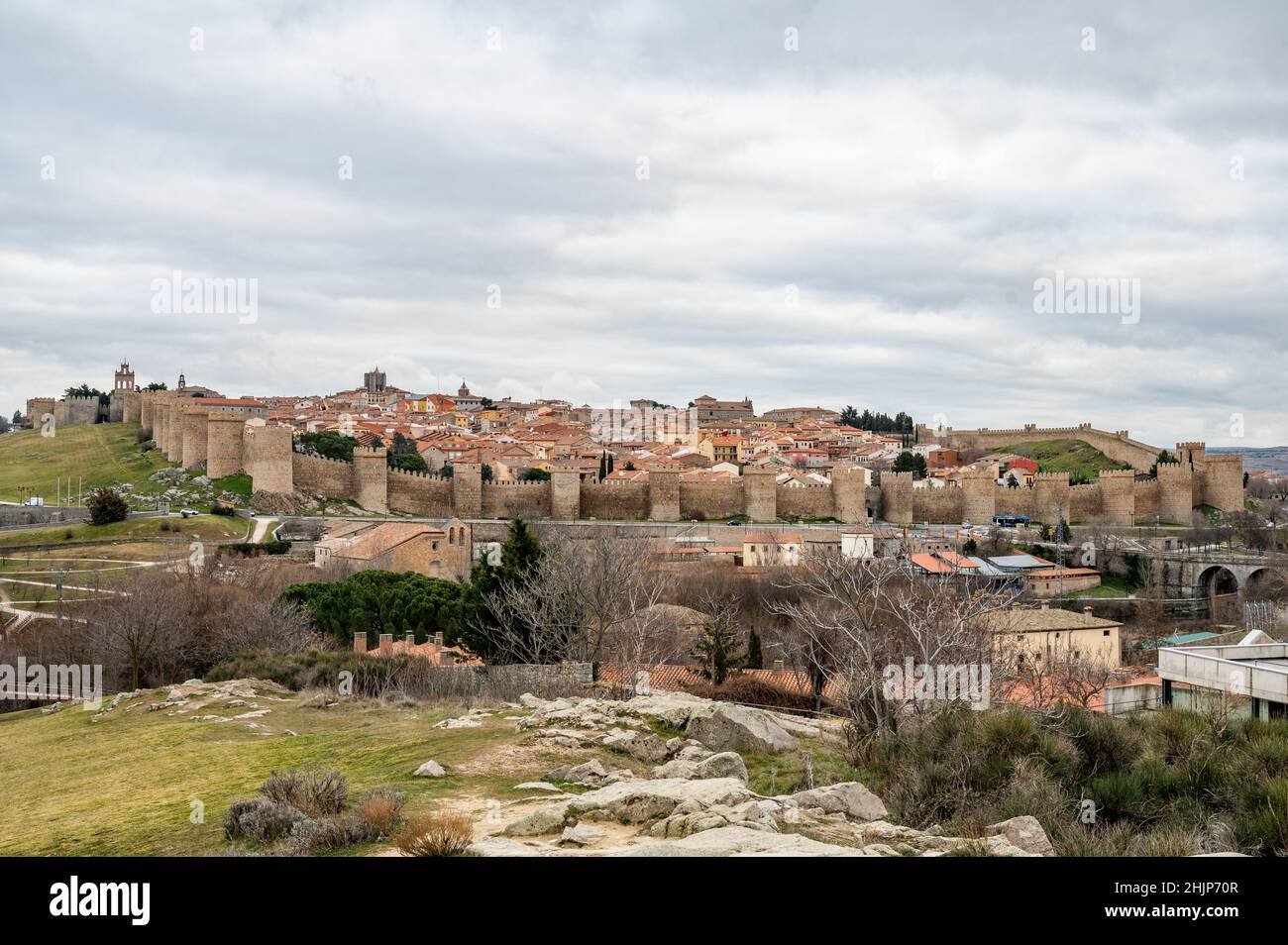 Paesaggio della città di Avila circondata dalle mura della città, patrimonio dell'umanità dell'UNESCO. Foto Stock