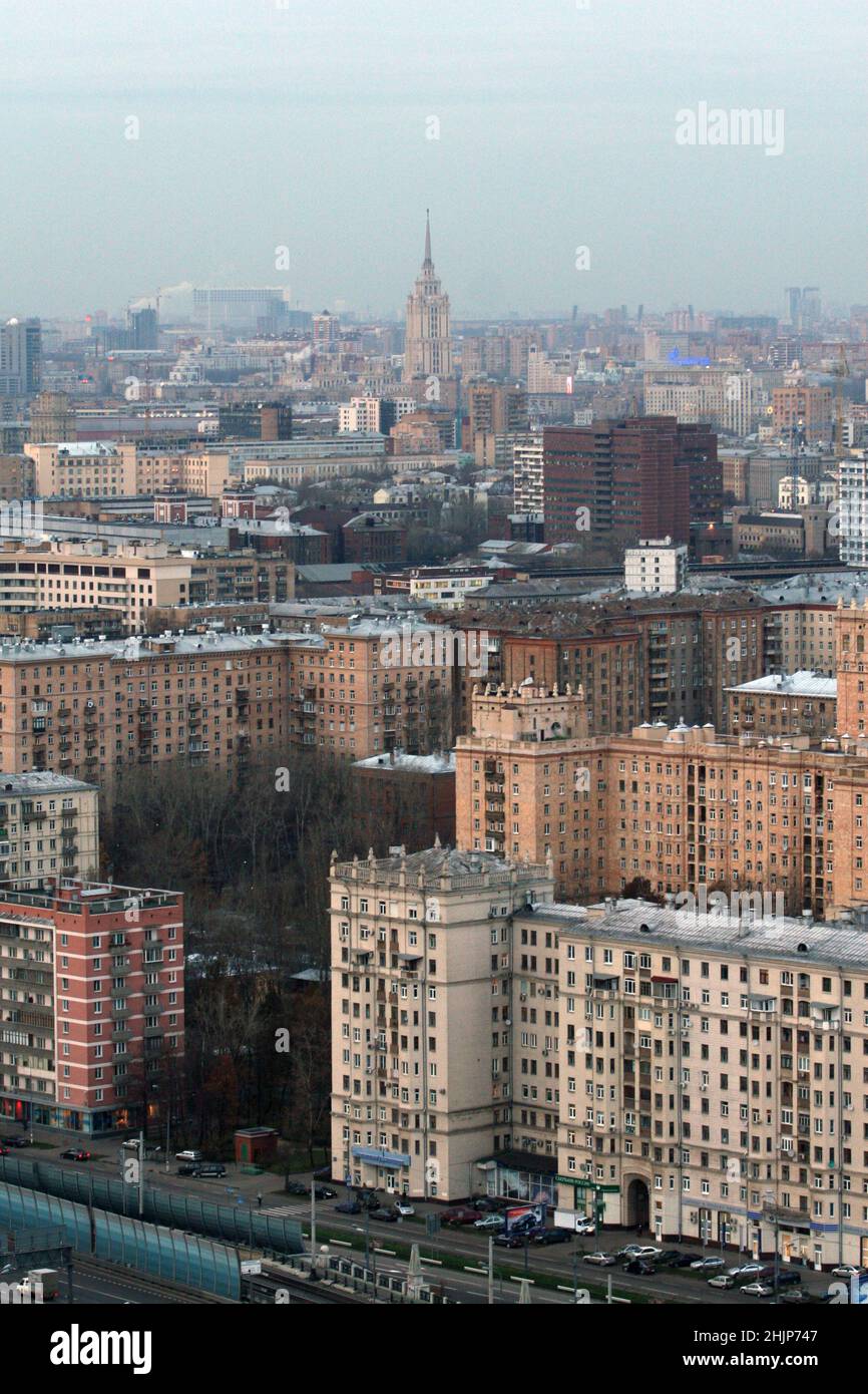 Alti edifici di architettura stalinista in piazza Gagarin a Mosca. Hotel Ucraina, grattacielo stalinista, sullo skyline. Foto Stock