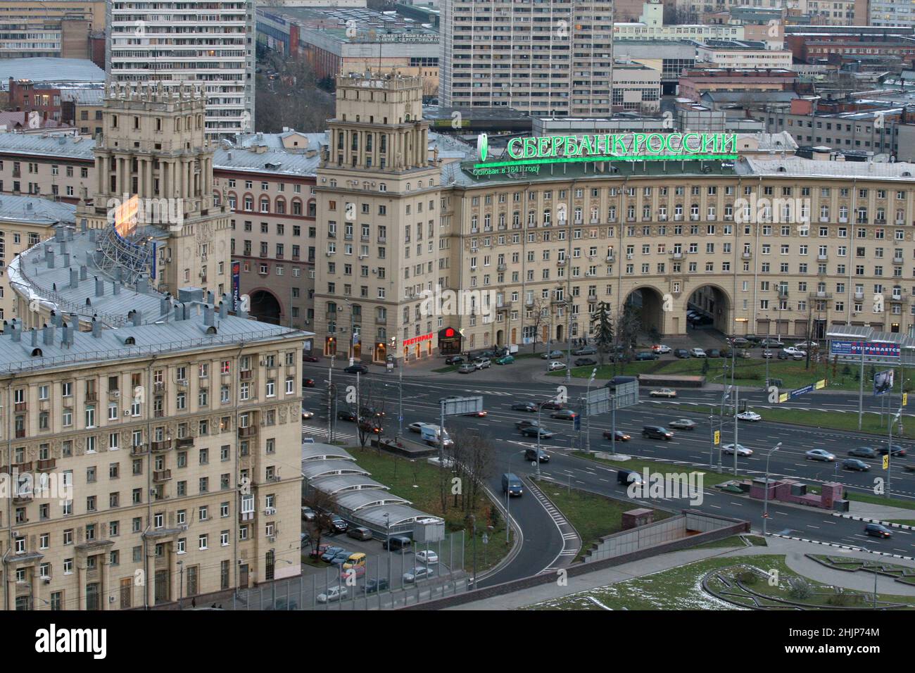 Alti edifici di architettura stalinista in piazza Gagarin a Mosca. Foto Stock