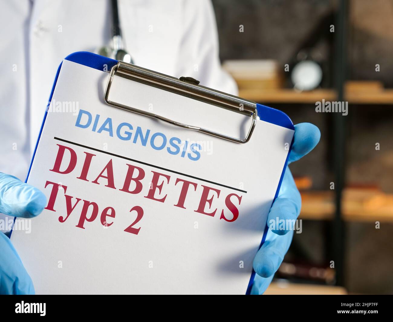 Il medico mostra la diagnosi del diabete di tipo 2 nella forma medica. Foto Stock