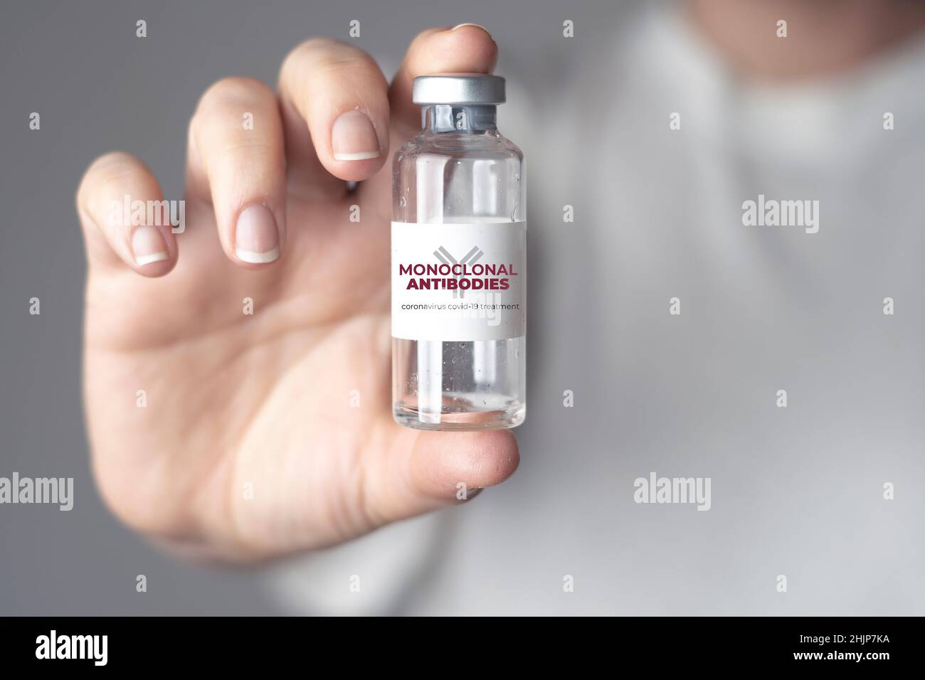 Nurse tenere un flaconcino di anticorpi monoclonali un trattamento per coronavirus covid-19 Foto Stock