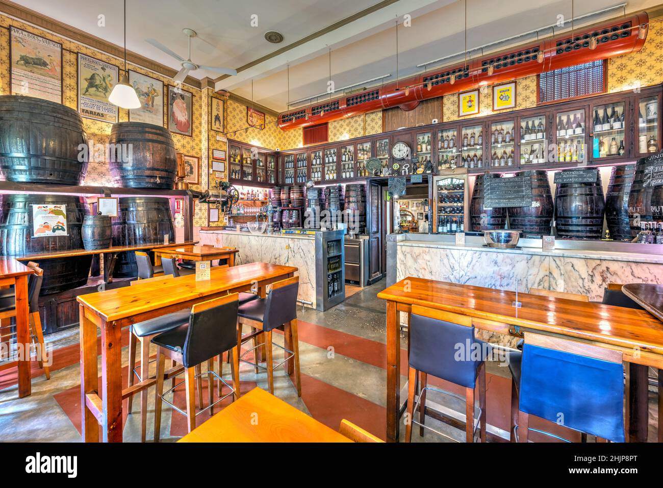 Vista interna dello storico bar ristorante di tapas Bodega Casa Montana, Valencia, Spagna Foto Stock