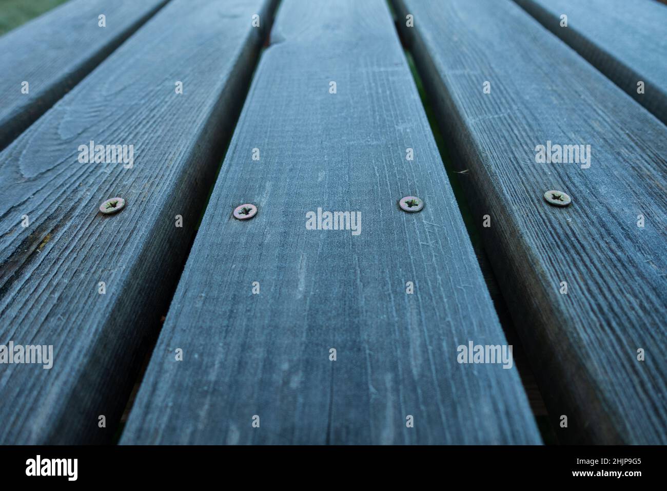 Tavole parallele in legno smerigliate che compongono un piano da tavolo esterno. Foto Stock