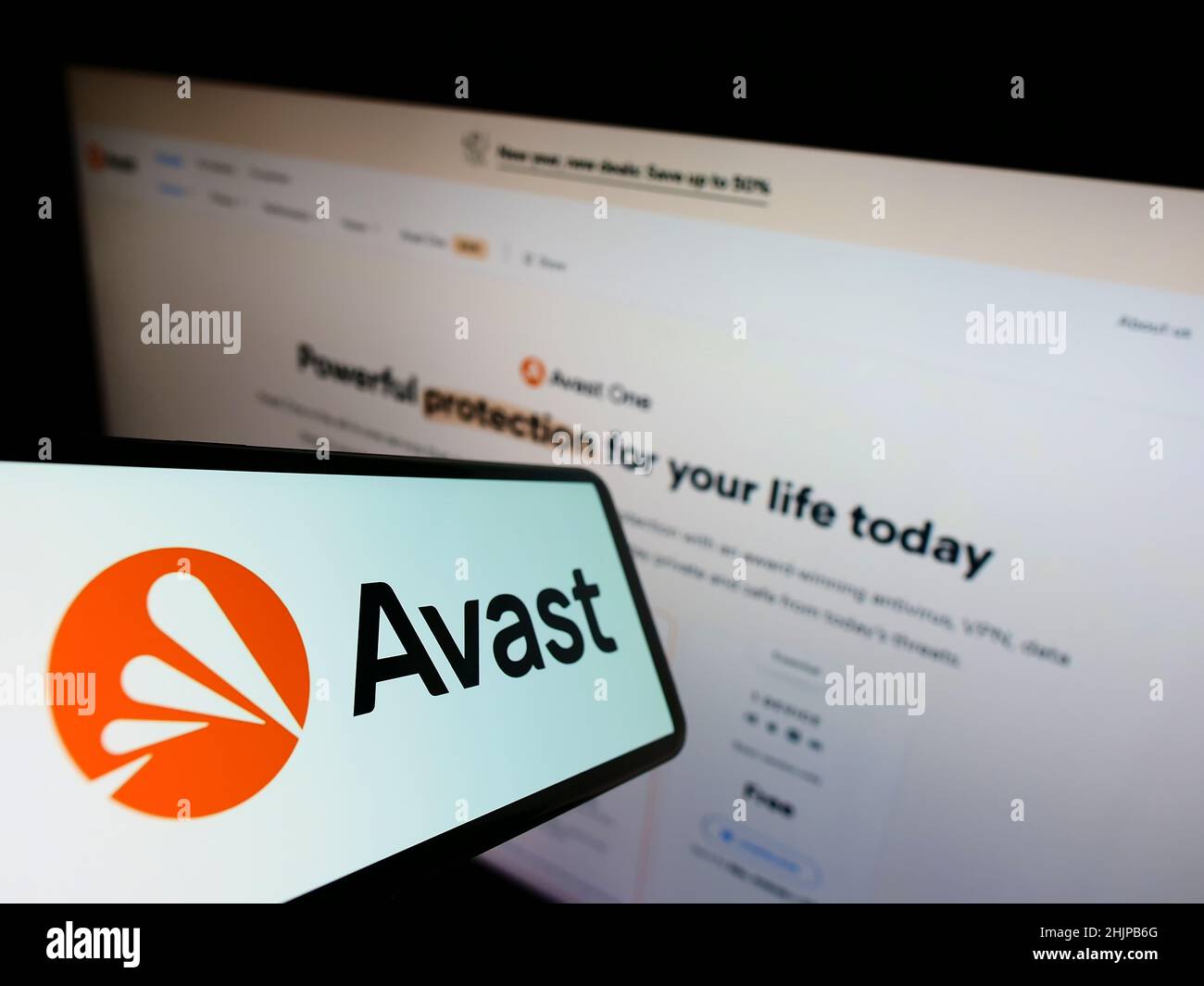 Smartphone con logo della società di sicurezza informatica Avast Software s.r.o. sullo schermo di fronte al sito web aziendale. Concentrarsi sul centro del display del telefono. Foto Stock