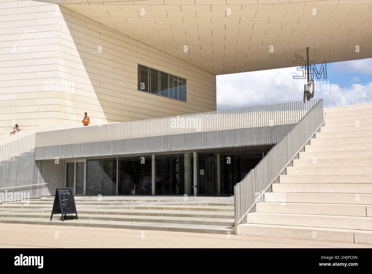 La drammatica Casa dell'economia creativa e culturale (MECA), sulla riva della Garonna a Bordeaux, prevista come un soggiorno urbano e hub culturale Foto Stock