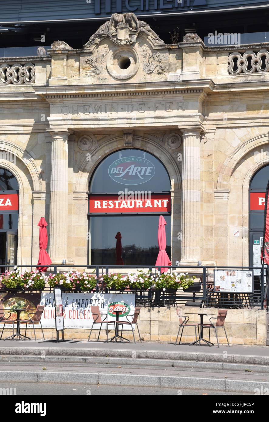 L'ex stazione ferroviaria Gare d'Orléans-Bastide, capolinea della linea Parigi-Bordeaux, aperta nel 1852, oggi ospita ristoranti e un cinema multisala. Foto Stock