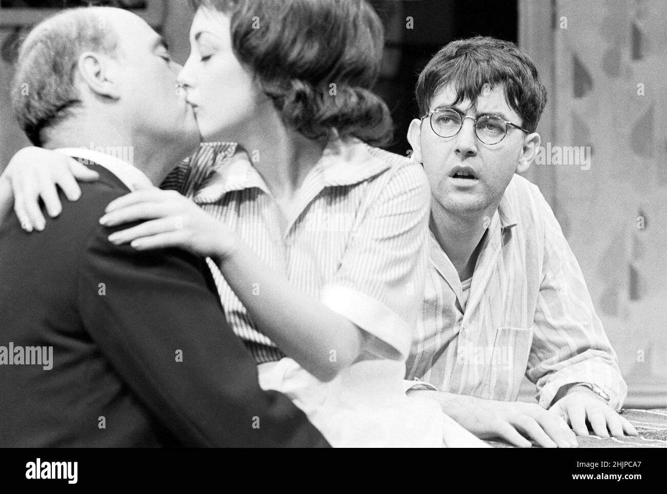 l-r: Sydney Tafler (Goldberg), Paula Wilcox (Lulu), John Alderton (Stanley) nella FESTA DI COMPLEANNO di Harold Pinter allo Shaw Theatre, Londra NW1 08/01/1975 design: John Halle regista: Kevin Billington Foto Stock