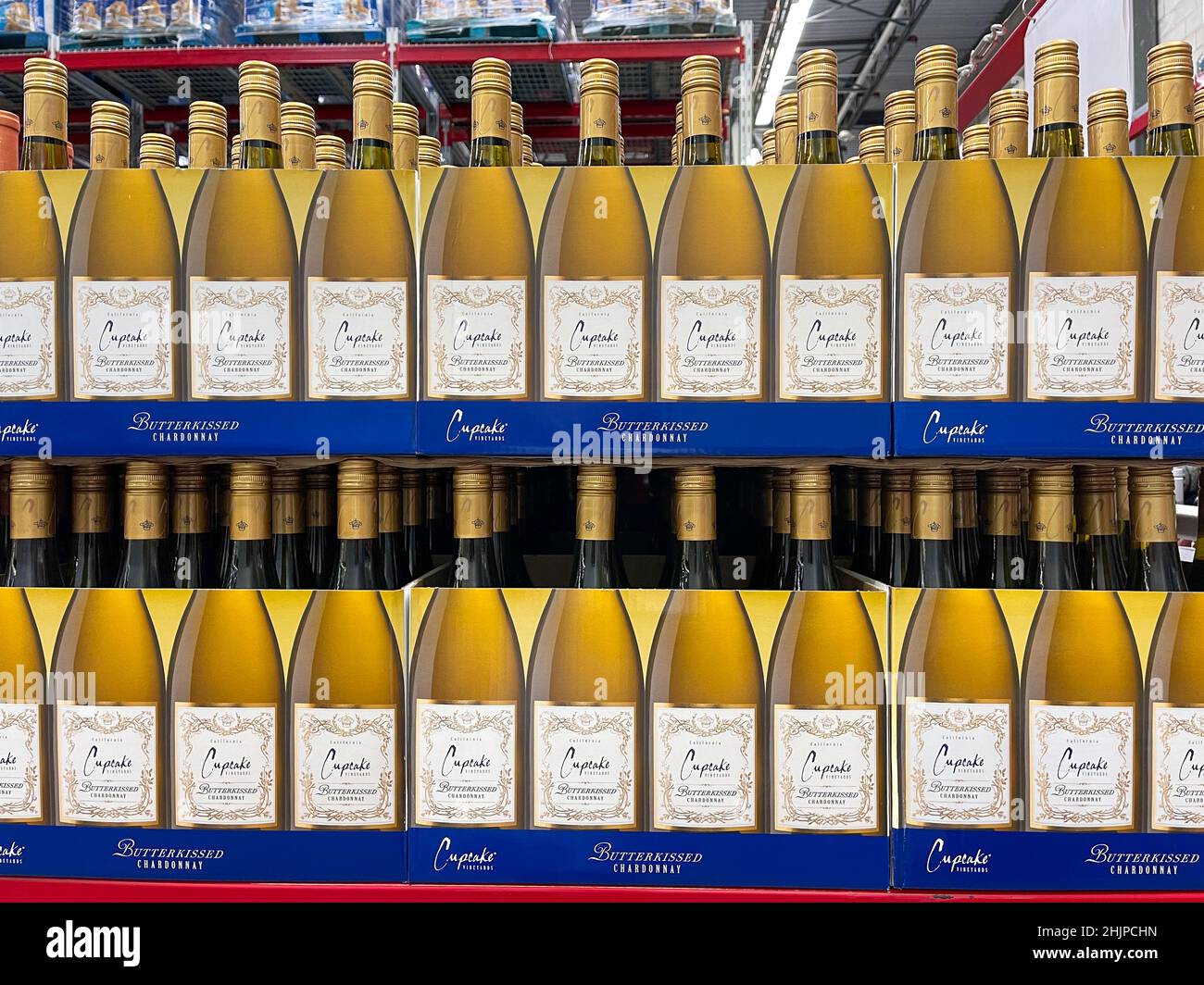 Orlando, FL USA - 3 agosto 2021: Cupcake Chardonnay vino in una scatola presso un negozio di alimentari Sam's Club. Foto Stock