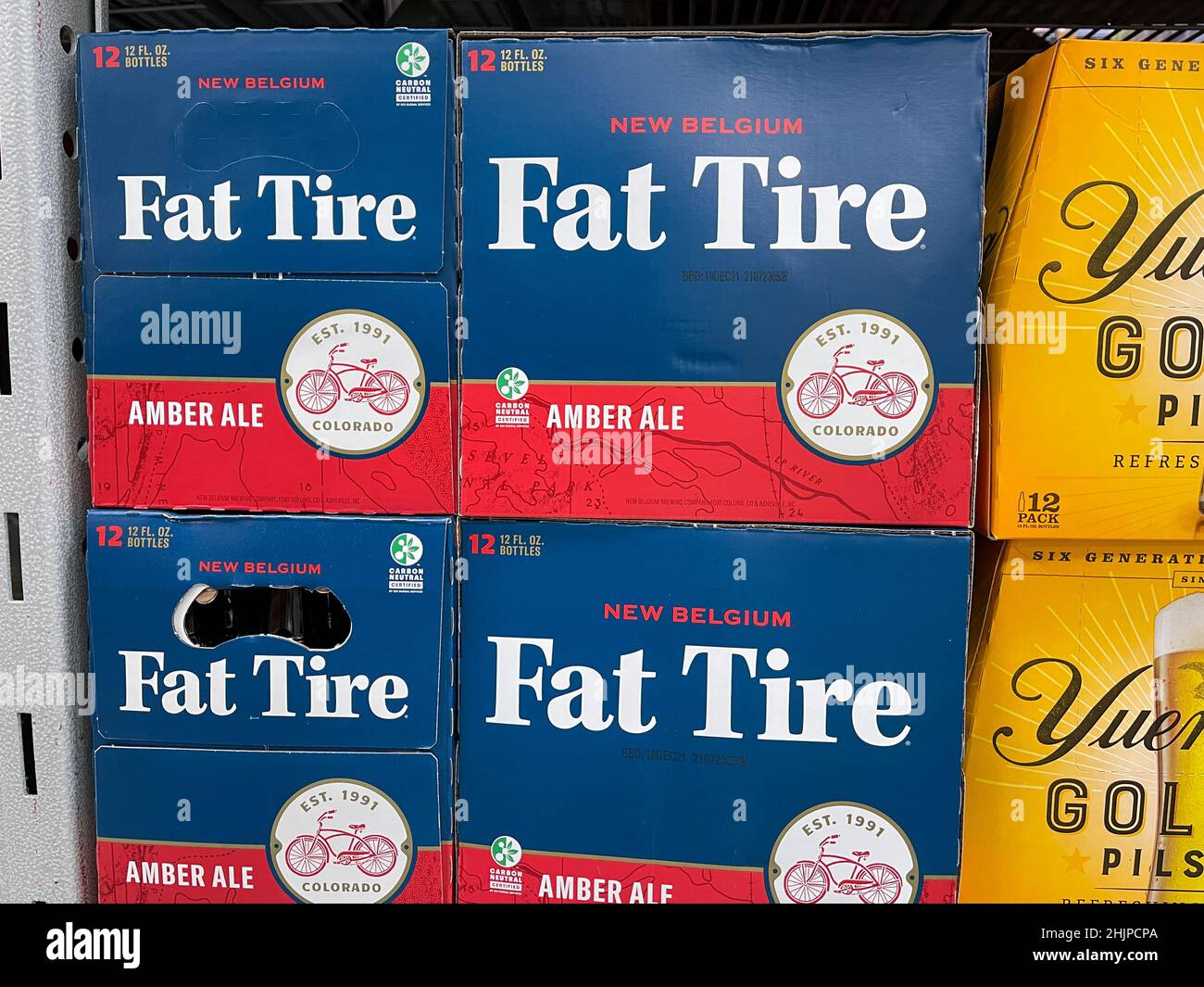 Orlando, FL USA - 10 settembre 2021: Casi di birra Fat Tire Amber Ale presso un negozio di alimentari Sam's Club. Foto Stock