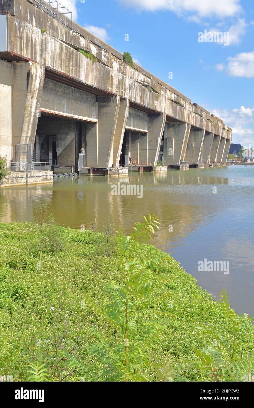 Base sottomarina a Bordeaux, parte della parete atlantica di Hitler, costruita in cemento armato quasi indistruttibile, utilizzata per 15 mesi, ora centro artistico Foto Stock