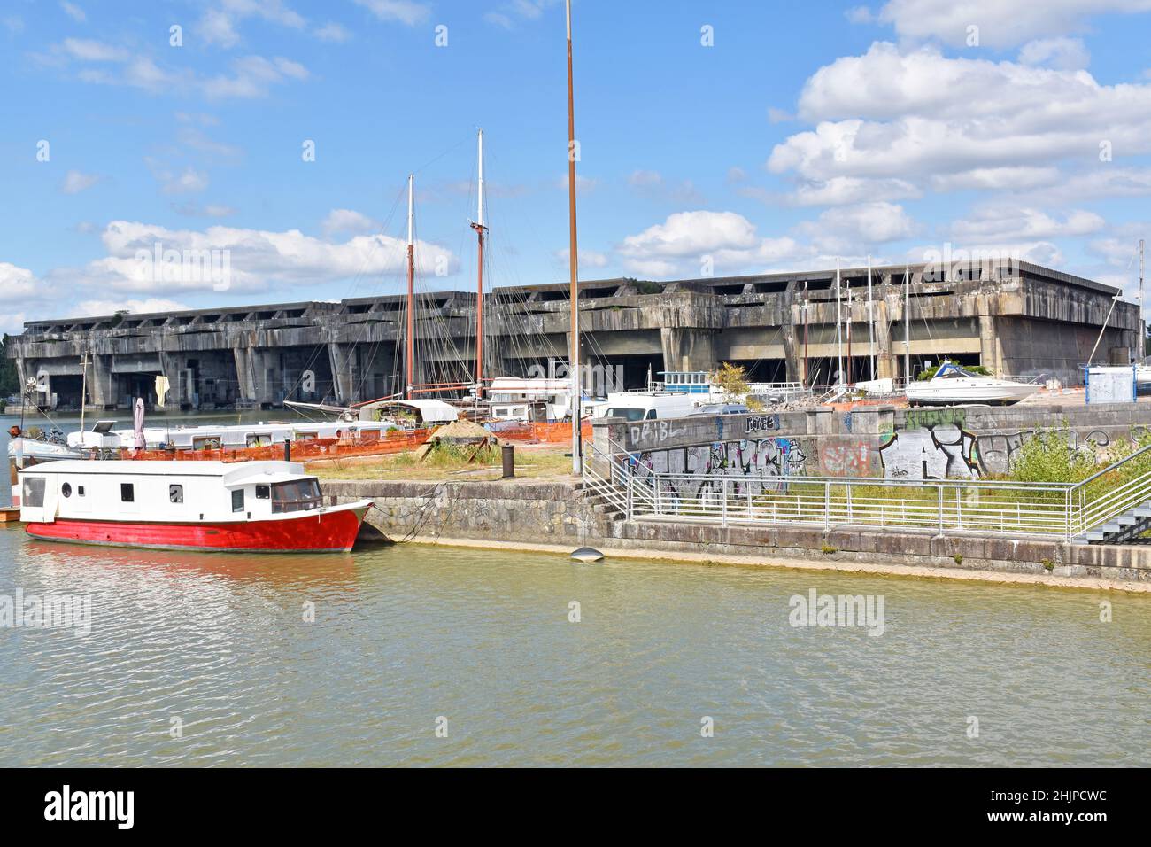 Base sottomarina a Bordeaux, parte della parete atlantica di Hitler, costruita in cemento armato quasi indistruttibile, utilizzata per 15 mesi, ora centro artistico Foto Stock