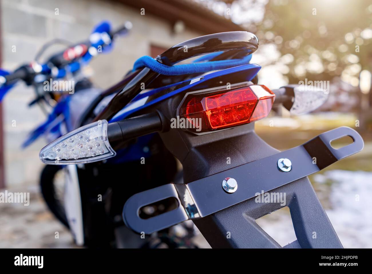 lato posteriore e luce di arresto di enduro moto close-up. Foto Stock