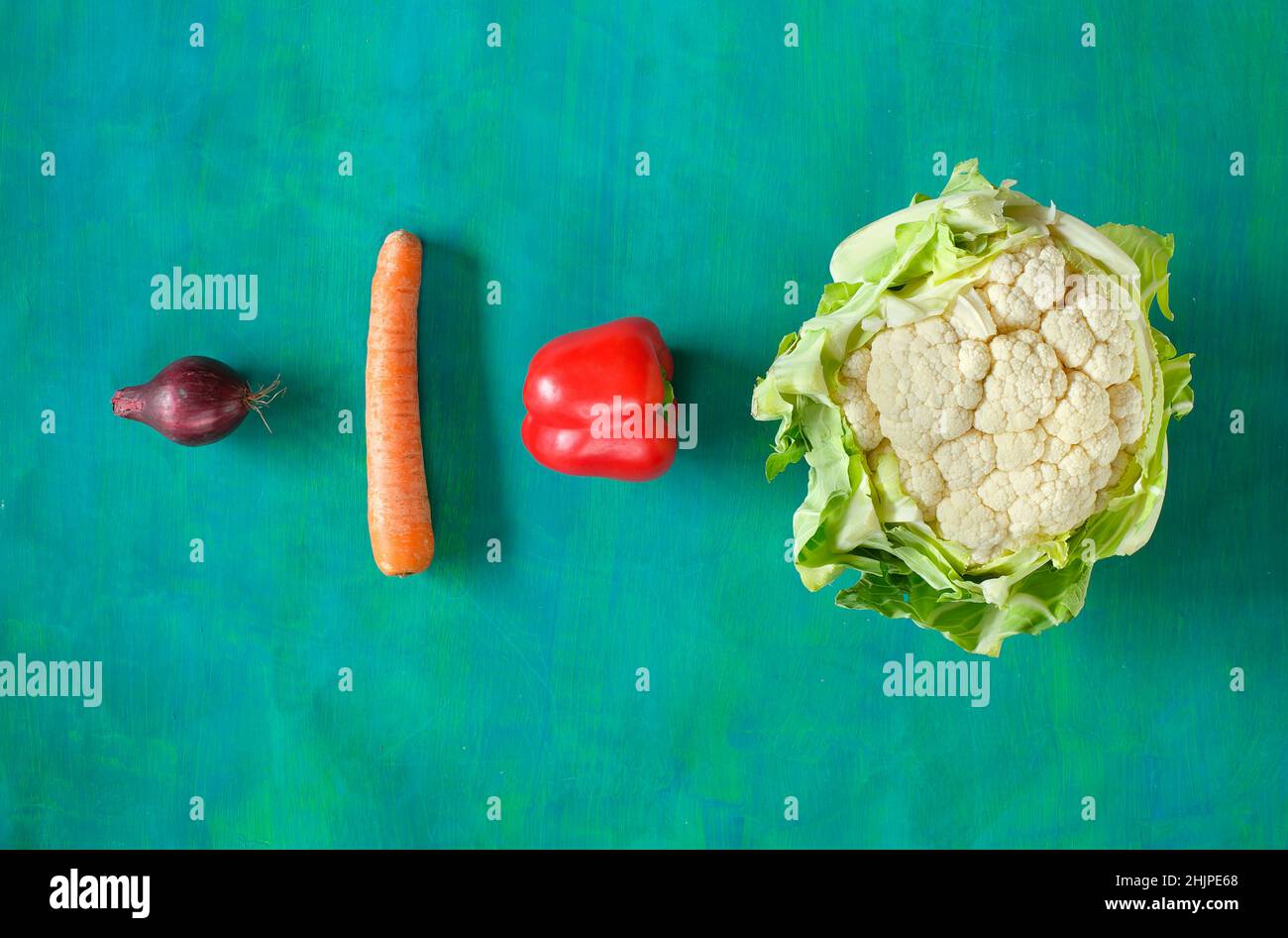 verdure fresche, cavolfiore, peperone, carota, cipolla rossa, alimentazione sana, dieta, cibo vegano. Disposizione piatta con spazio di copia buono Foto Stock