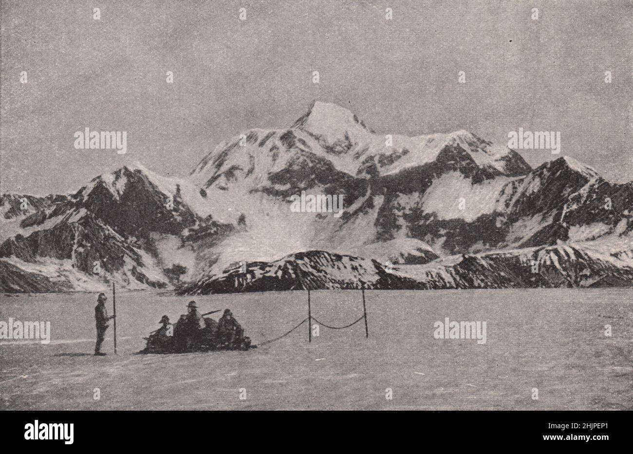 Costeggiando la faccia meridionale del Monte Sant'Elia, rivestito di neve. Alaska (1923) Foto Stock