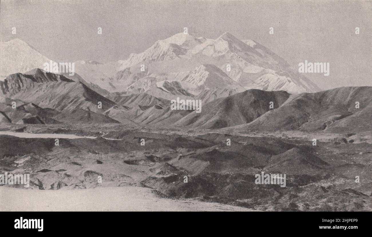 Monarch of the Mountains of North America : Monte McKinley nella catena montuosa dell'Alaska (1923) Foto Stock