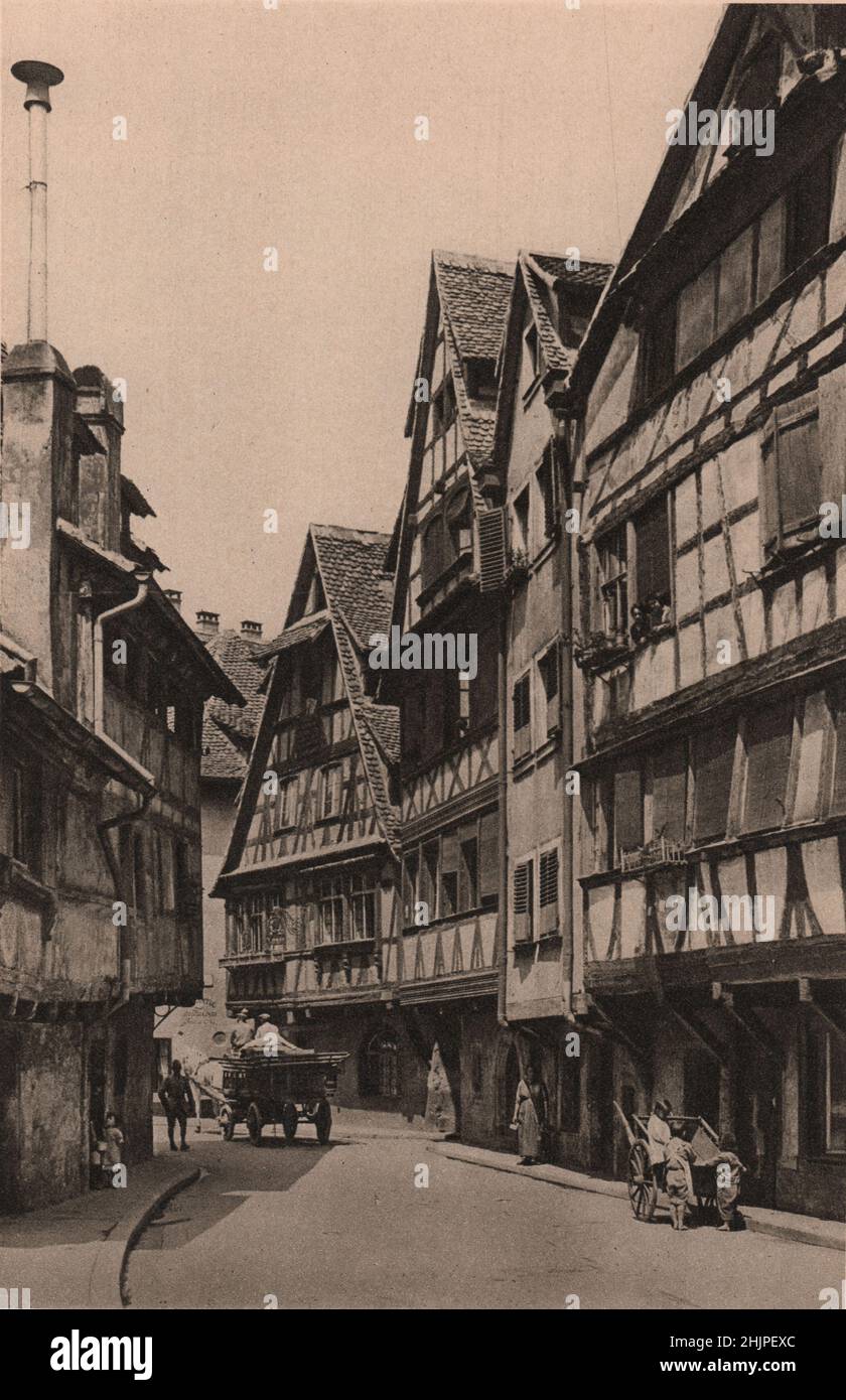 Nonostante i moderni sobborghi, il cuore di Strasburgo, con strade strette e case a graticcio, conserva un aspetto medievale. Alsazia-Lorena (1923) Foto Stock