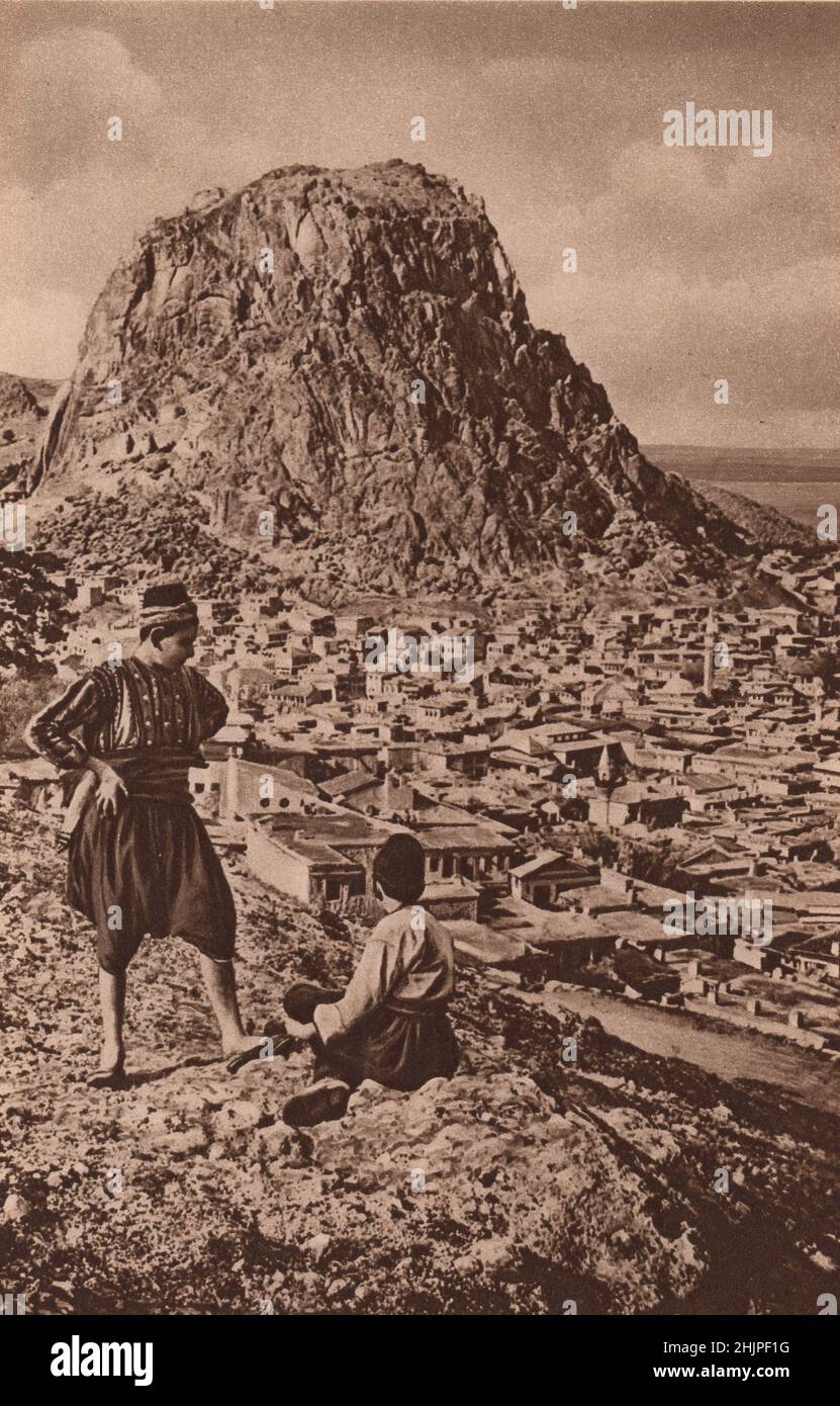 Le fortificazioni medievali coronano questa altezza che torreggia a 800 metri sopra Afium Kara Hissar, nel centro del quartiere dell'oppio. Turchia. Anatolia (1923) Foto Stock