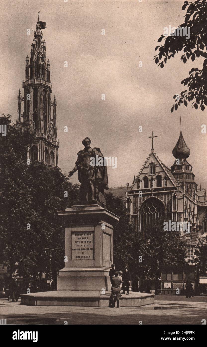 Nella piazza Verte, sita dalla Cattedrale, si trova una statua in bronzo di Rubens immortale, pittore, diplomatico e statista. Belgio. Anversa (1923) Foto Stock