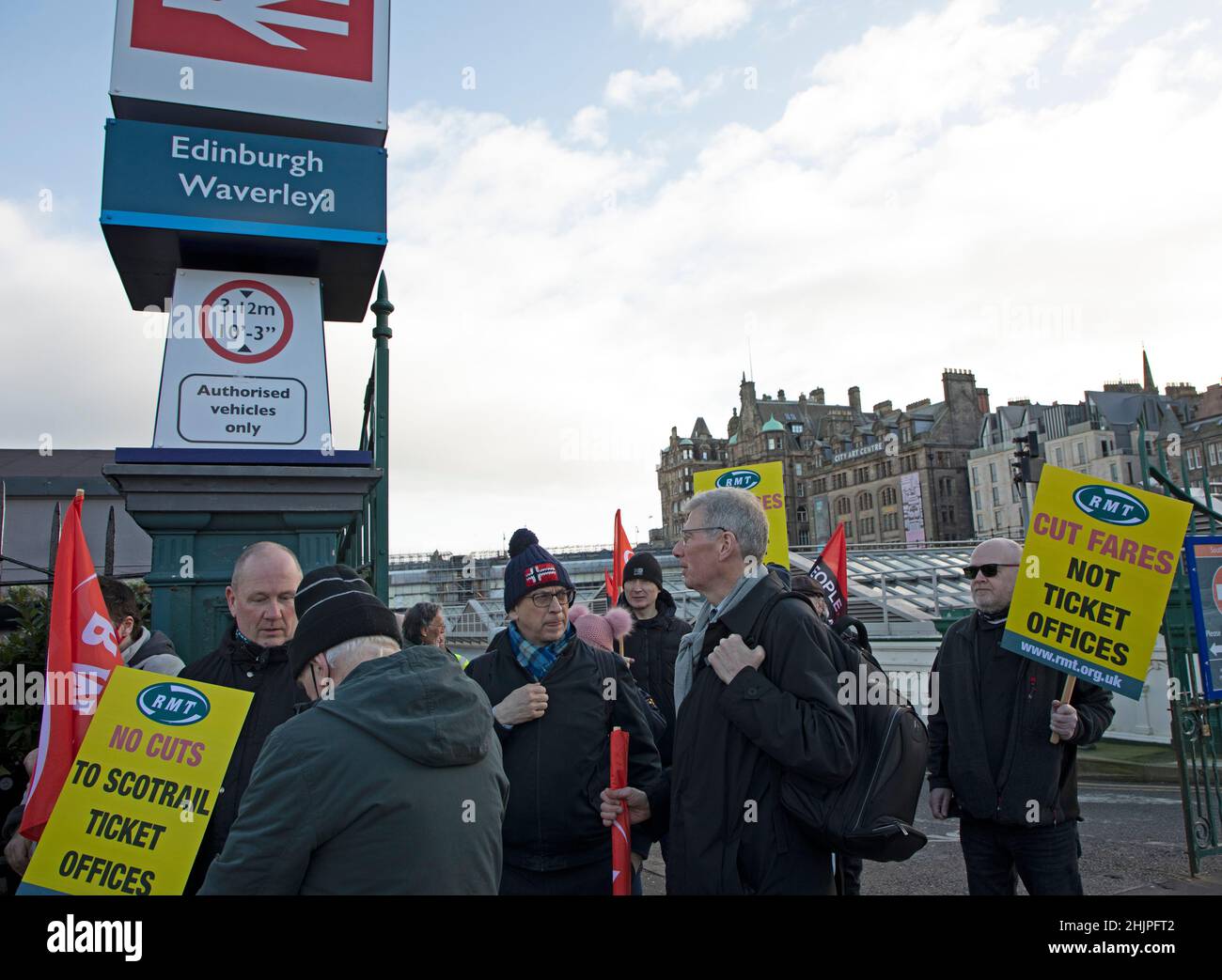 Edimburgo, Scozia, Regno Unito. 31st gennaio 2022. Circa cinquanta manifestanti della RMT marciano da Waverley a Bute House. Tra i politici, Richard Leonard, Kenny MacAskill e Colin Fox Credit: Archwhite/alamy Live News Foto Stock