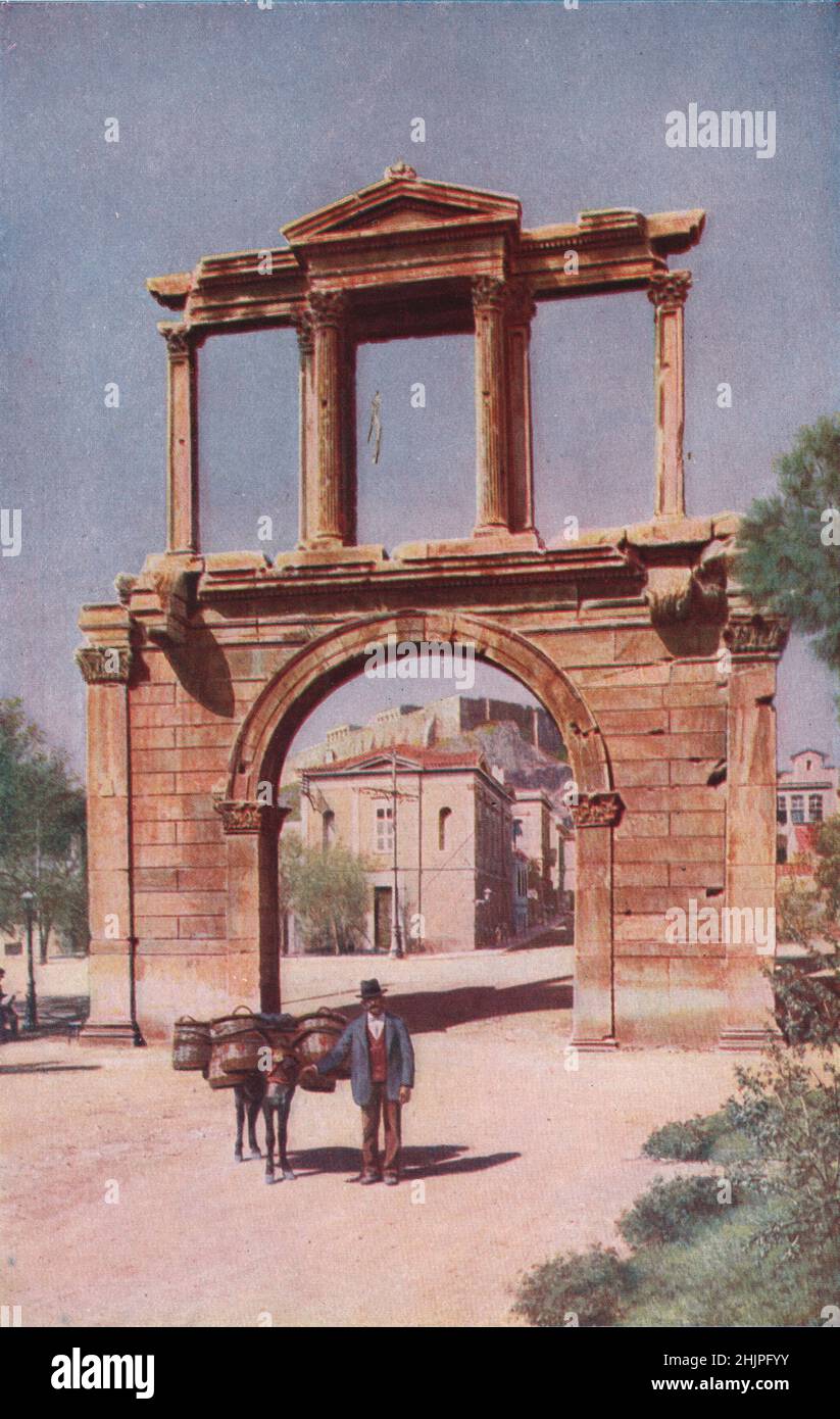 Uno scorcio delle colonne del Partenone, che sorge sul suo bastione fiancheggiante, l'antico arco romano di Adriano. Grecia. Atene (1923) Foto Stock