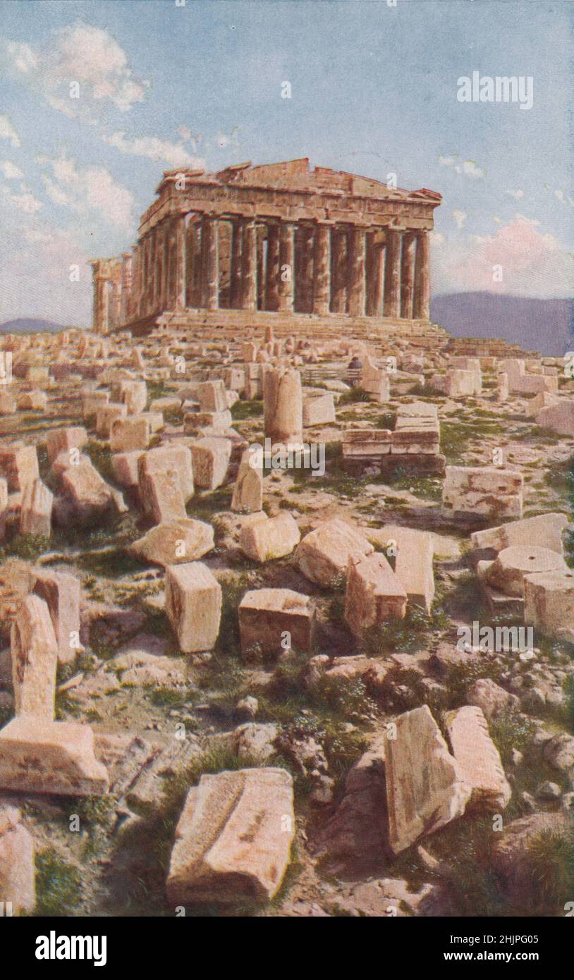 Non solo il Partenone, ma ogni pietra frantumata sull'altezza dell'Acropoli ha una storia da raccontare sull'antica grandezza della città. Grecia. Atene (1923) Foto Stock