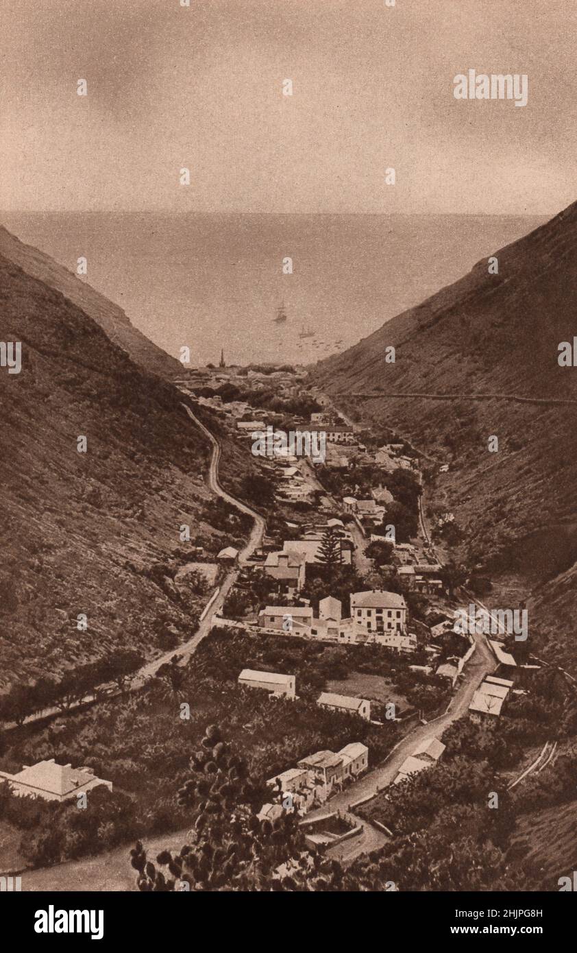 Capitale della solitaria Sant'Elena, Jamestown ristagna ora che non è più un porto di scalo per tutte le navi dirette ad est. Isole dell'Atlantico (1923) Foto Stock