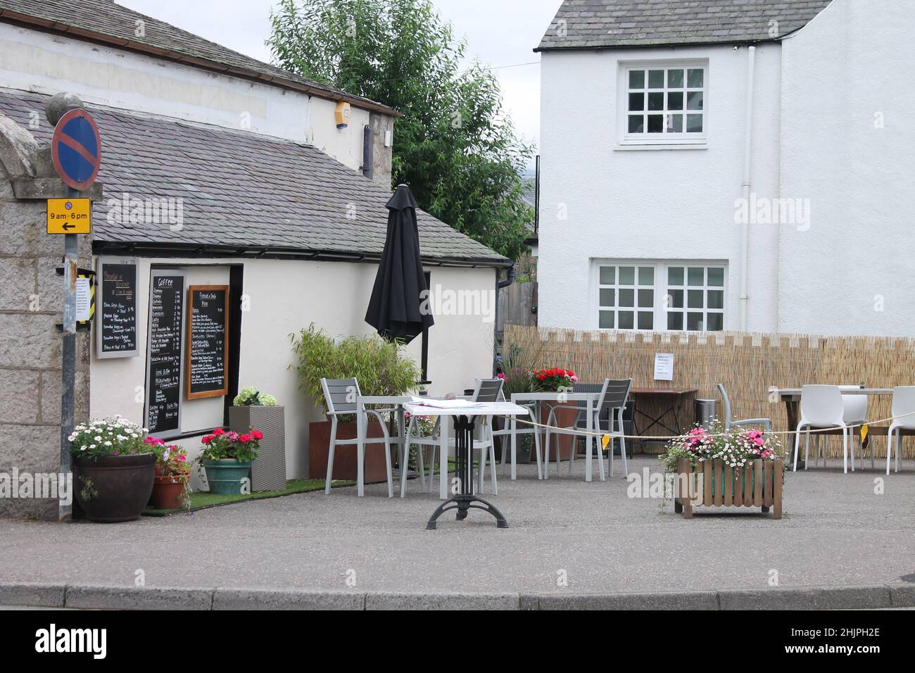 All'esterno dell'area caffe', con tavoli e sedie distanziati. Aberdeenshire, Scotland UK, 17-08-2020 Foto Stock