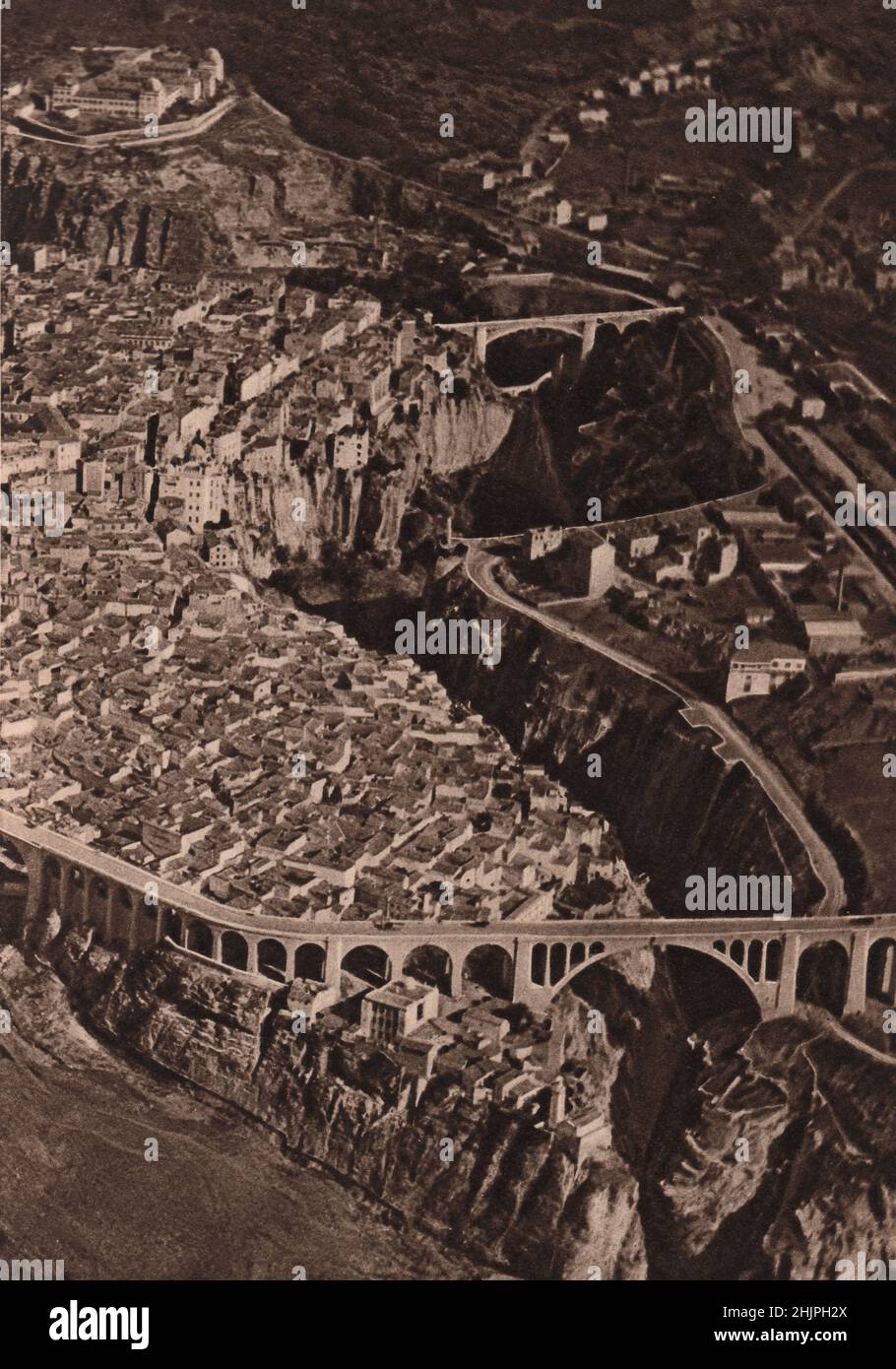 Il Rummel forma una fosse difensiva che si spana in tre punti da ponti di alto livello. Stati di Barbary (1923) Foto Stock