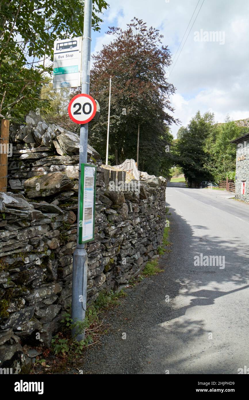 fermata dell'autobus e 20 mph segno sul lato del b5343 attraverso cappella style langdale valle, lake district, cumbria, inghilterra, regno unito Foto Stock