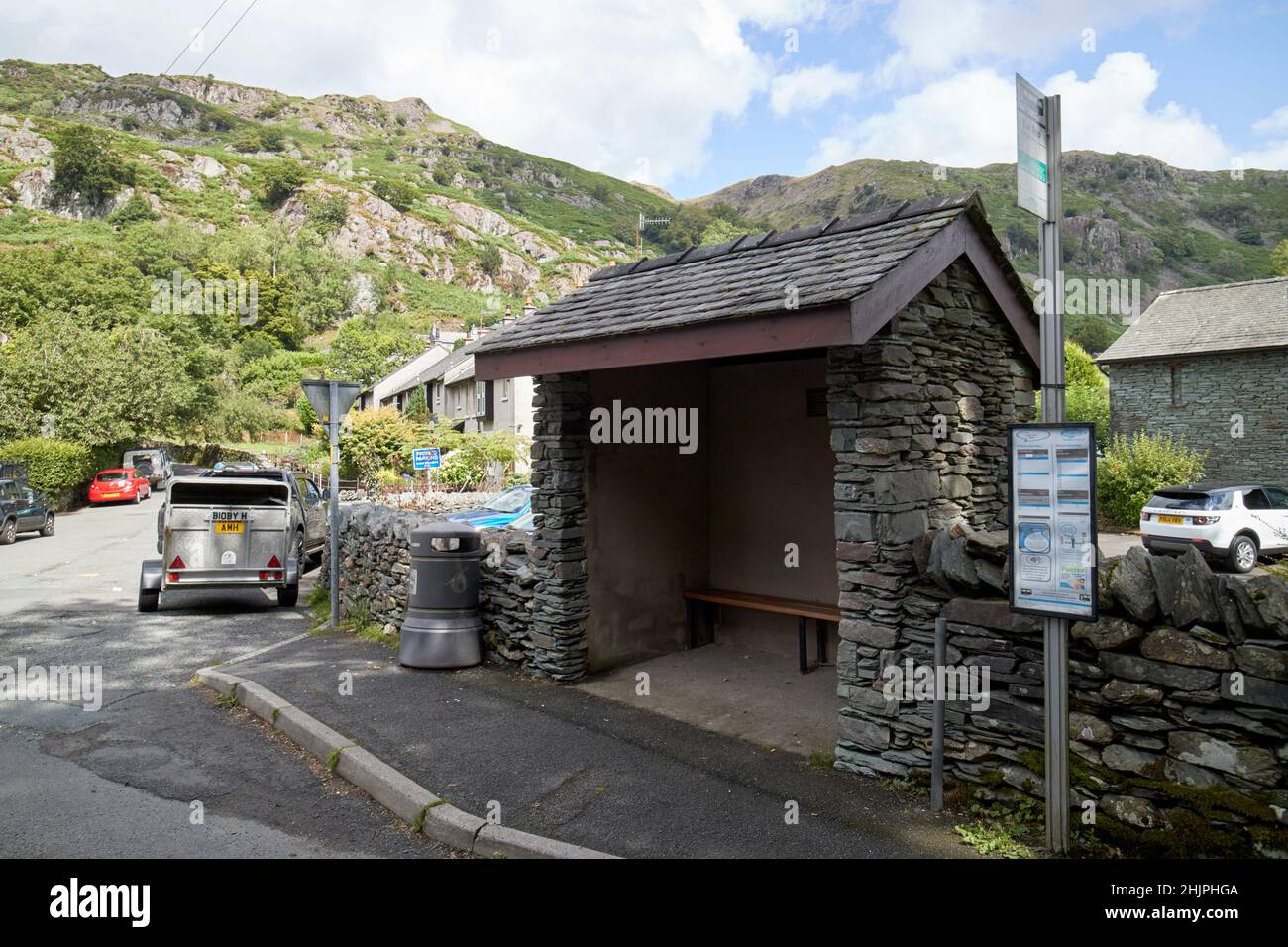 fermata dell'autobus e riparo vuoto autobus dal lato del b5343 attraverso la cappella style langdale valle, lake district, cumbria, inghilterra, regno unito Foto Stock
