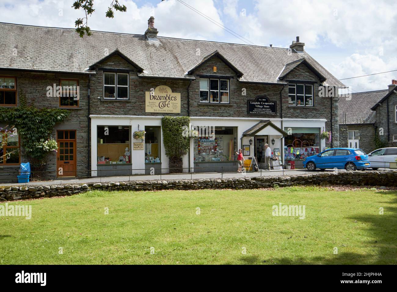 brambles cafe e langdale cooperativo negozio villaggio cappella style valle langdale, lake district, cumbria, inghilterra, regno unito Foto Stock