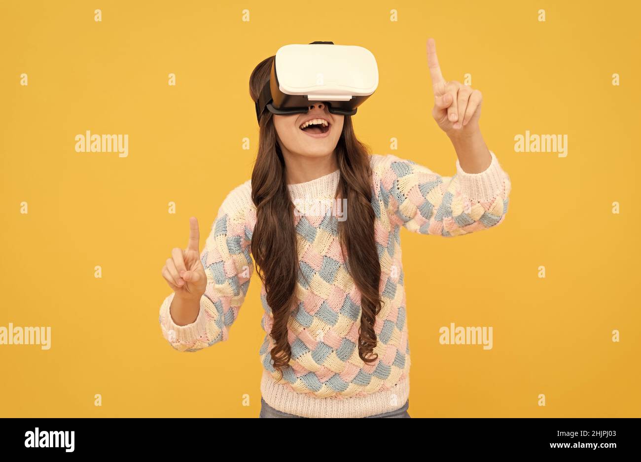 happy teen girl indossa occhiali vr utilizzando la tecnologia del futuro per l'istruzione in realtà virtuale, gadget 3d Foto Stock