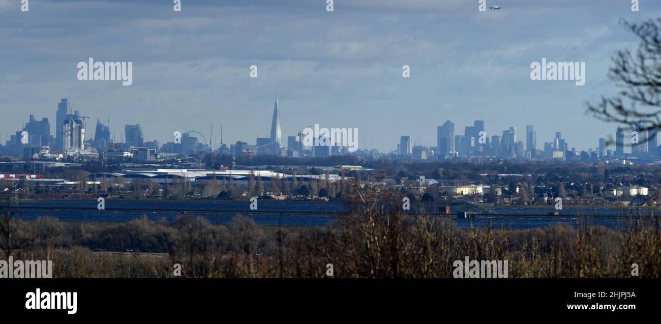 Un panorama di Londra preso in una chiara giornata di gennaio, con molti punti di riferimento chiaramente visibili Foto Stock