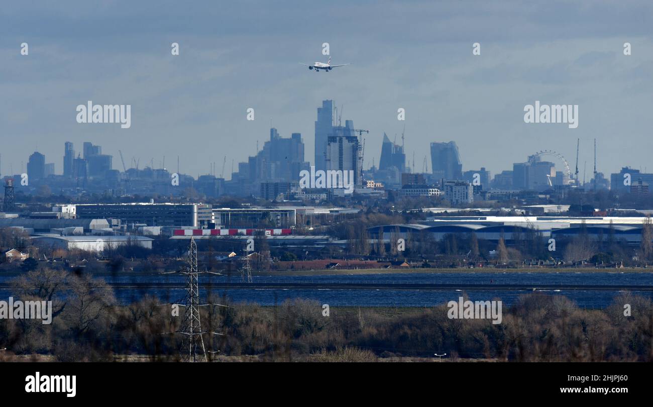 Un aereo che scende sopra Londra in avvicinamento all'aeroporto di Heathrow Foto Stock