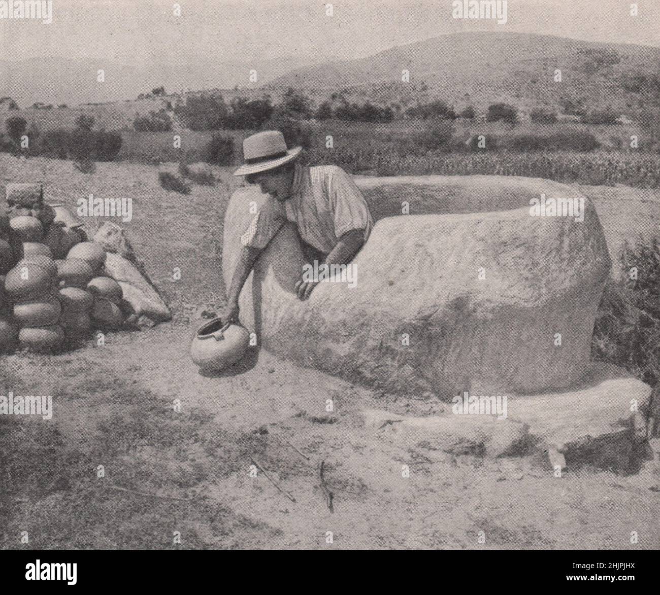 Forno di fango del vasaio di Cholo e alcuni esempi della sua opera. Bolivia (1923) Foto Stock