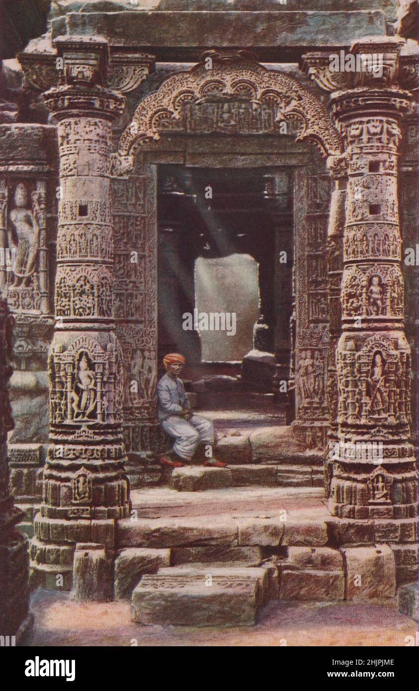 Lavori scolpiti di squisita bellezza arricchiscono il tempio indù del 11th secolo di surya, il dio del sole, a Madhera in Gujarat. India. Bombay e Gujarat (1923) Foto Stock