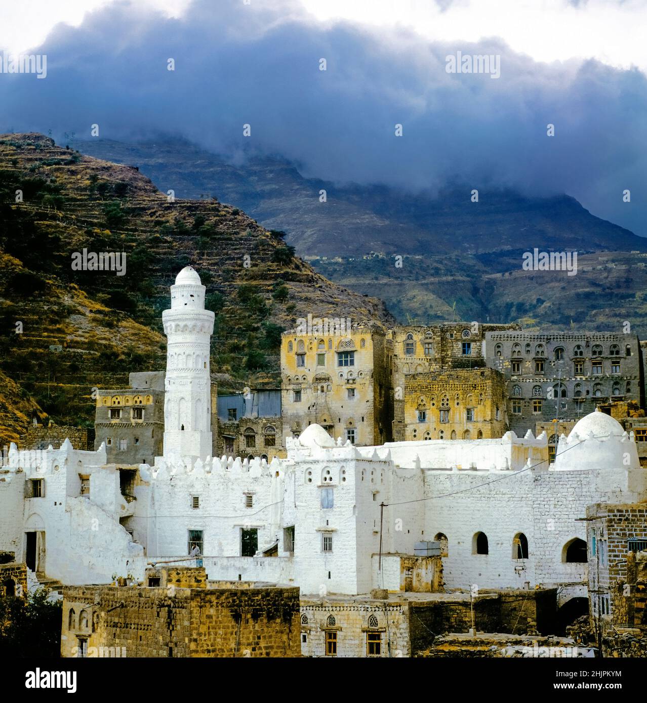 Vista della Moschea Bianca o della Moschea della Regina Arwa a Jibla (arabo: جِبْلَة), Yemen. Si trova a circa 2.200 metri di altitudine. La città e la sua Foto Stock