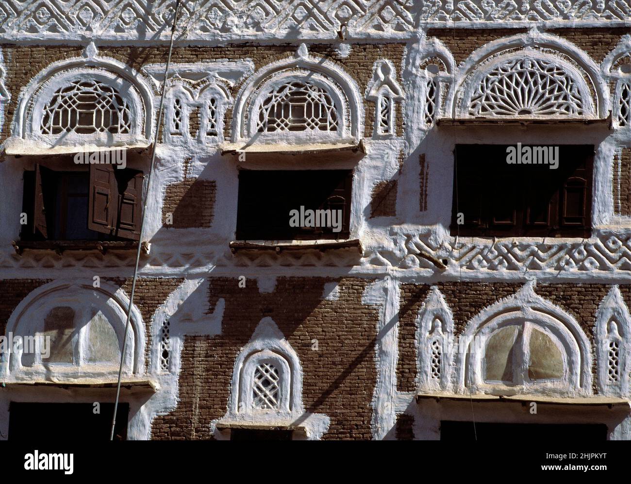 Facciata tradizionale con finestre in vetro color macchia nella città vecchia di Sanaa nello Yemen. Sanaa è una delle antiche città yemenite. Foto Stock