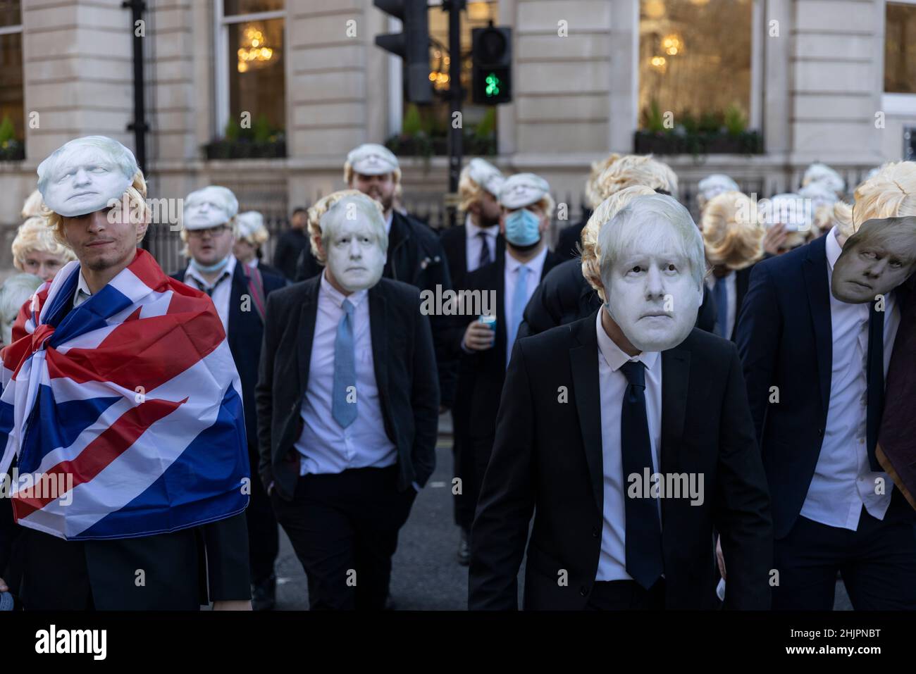 Flash-mob di 'partygate' anti-Boris Johnson manifestanti indossando floppy biondo wig e Boris Johnson facemasks fuori le porte di Downing Street, Regno Unito Foto Stock