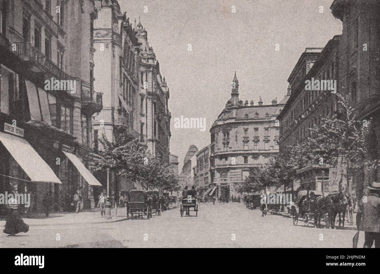 Strada caratteristica nella metropoli ungherese. Ungheria. Budapest (1923) Foto Stock