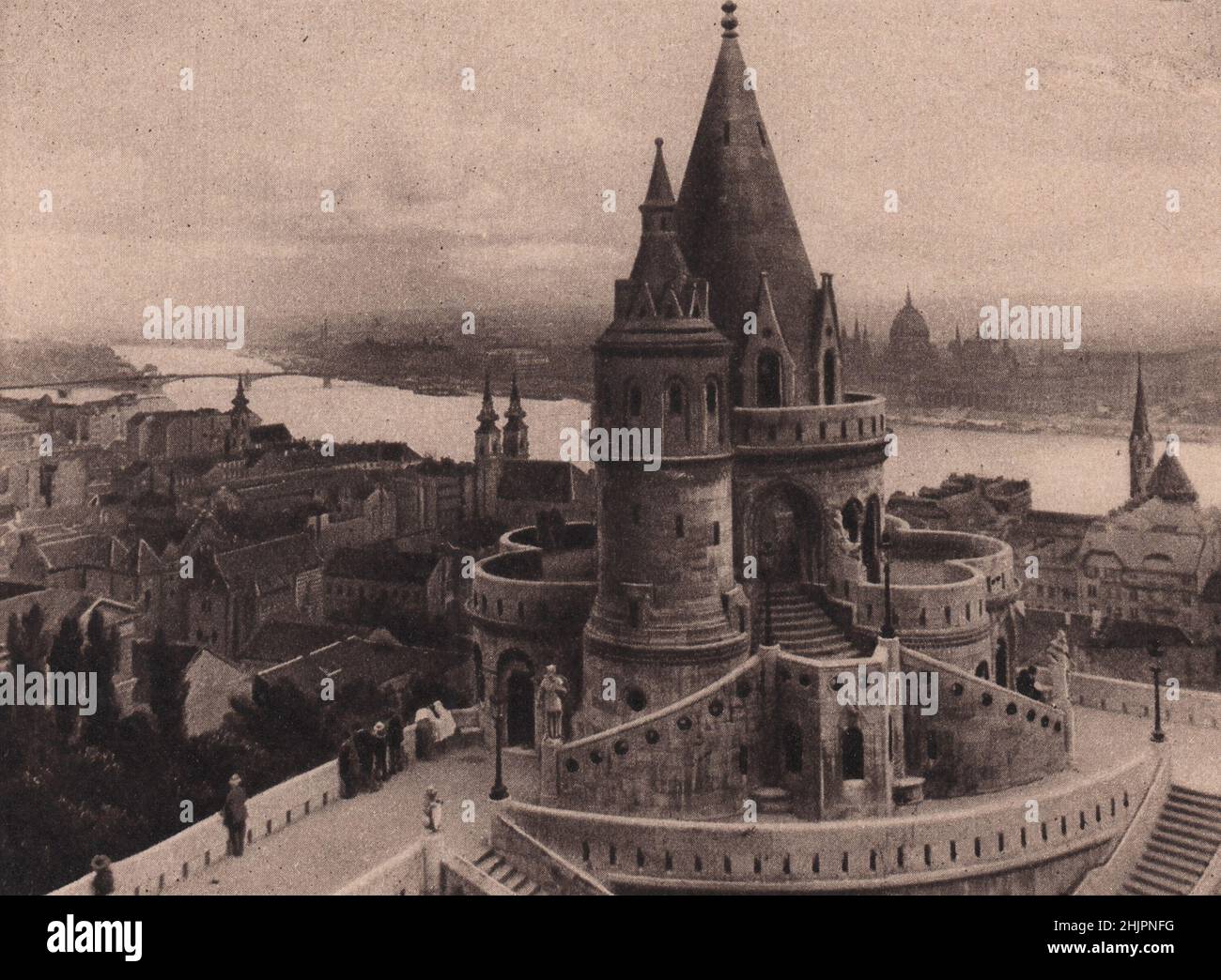 Il Bastione del Pescatore, una parte prominente di Buda, ha una vista superba. Il suo carattere medievale è accuratamente conservato. Ungheria. Budapest (1923) Foto Stock